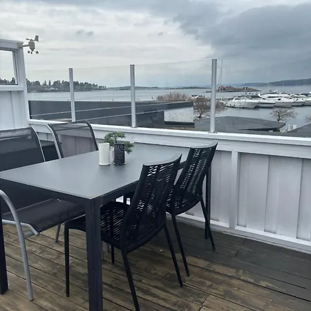 Brygga I Helgeroa * Larvik